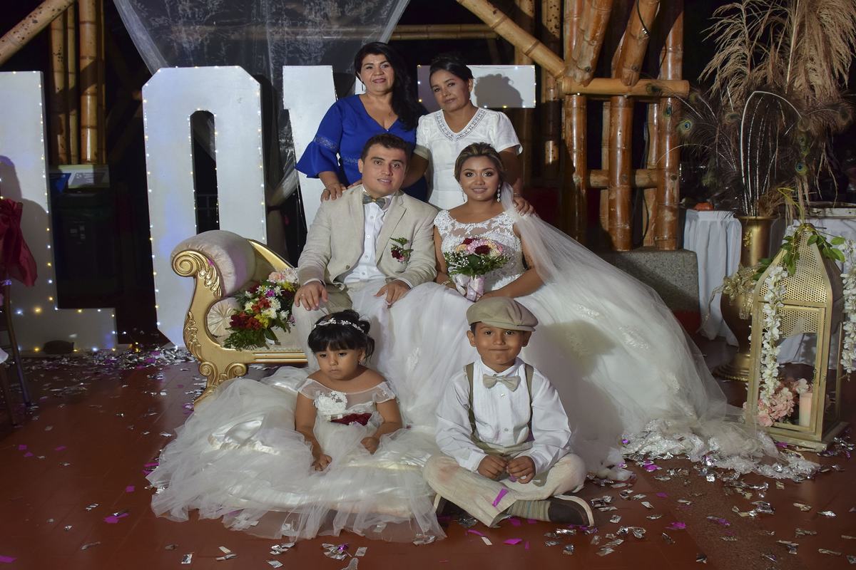 Mamá del novio, Alba Luz Escobar; mamá de la novia, Nohora Otálora, Daniela Sánchez Otálora y Robinson Macías Escobar, la pajecita, Sara Lucia Macías.